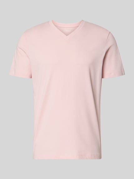 Produktfoto, Regular Fit T-Shirt aus reiner Baumwolle von s.Oliver RED LABEL in zartem Rosa, V-Ausschnitt, kurzarm, glatte Jersey-Textur, unifarben, Label-Applikation.
