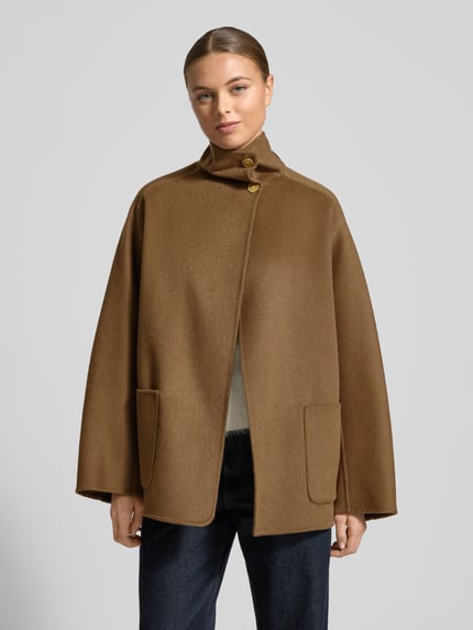 Vrouwenmodel draagt Oversized Mantel aus Woll-Mix van Tommy Hilfiger in effen bruin, lange mouwen, opgestikte zakken, filten materiaal, voorkant geheel zichtbaar, Ganzkörperansicht von vorne.