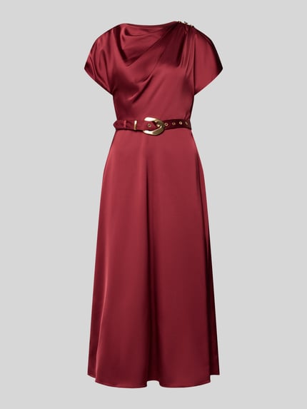 Produktfoto, Cocktailkleid mit Drapierungen und Gürtel Modell 'Kylee' von Forever New aus bordeauxfarbenem Satin in A-Linie, Midikleid.
