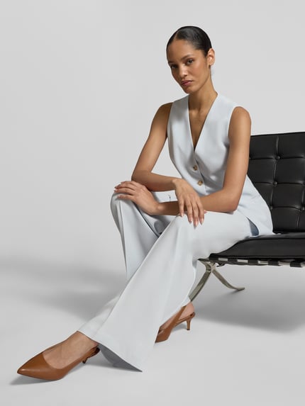 Frauenmodel trägt Slim Fit Longblazer ohne Ärmel Modell 'JULINIAL' von BOSS, unifarben, reine Viskose, Ganzkörperansicht von vorne