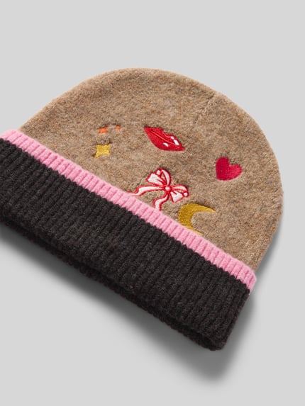 Produktfoto, Mütze mit verspielter Stickerei von PIECES, melierte Optik in Beige mit schwarzen und rosafarbenen Streifen, Motiv-Print, Stickerei-Applikationen, Stricktextur, gerippter Bundabschluss