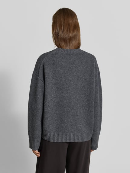 Frauenmodel trägt Regular Fit Pullover aus Woll-Mix mit Kaschmir-Anteil von MYON, dunkelgrau, Strick-Optik, Rückansicht, Ganzkörperansicht Rückansicht.