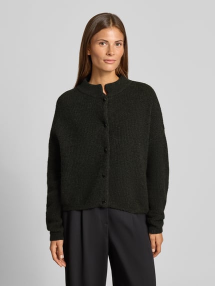 Frauenmodel trägt Regular Fit Cardigan aus Woll-Alpaka-Mix Modell 'Alpha' von Gestuz, dunkel, Strick-Optik, Ganzkörperansicht von vorne.