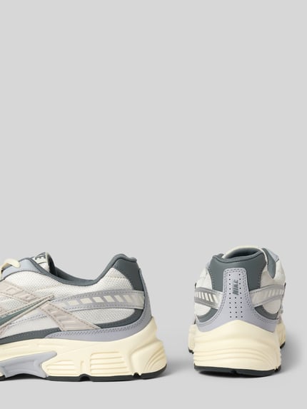 Produktfoto, Sneaker aus Leder-Mix mit Logo-Print Modell 'Initiator' von Nike in Grau und Creme, abgerundete Passform, strukturierte Oberfläche, Absatzhöhe 6 cm, Schafthöhe 6 cm, Schaftweite 6 cm, Herren Sneaker