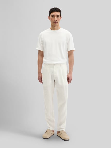 Männermodel trägt Leinenhose Modell 'OSBY JOGGER PLEATS' von Marc O'Polo, Optik: Unifarben, Passform: Tapered-Fit, Material: Leinen, Ganzkörperansicht von vorne.