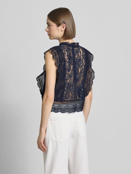 Frauenmodel trägt Slim Fit Blusentop mit Baumwoll-Viskose-Lyocell-Anteil Modell 'KARO' von Only in Optik: Unifarben, abstraktem Muster, Stehkragen, Rundhals-Ausschnitt, ohne Ärmel, aus Material-Mix, strukturierte Häkelspitze in Dunkelblau, Rückenpartie transparent, Ganzkörperansicht Rückansicht.