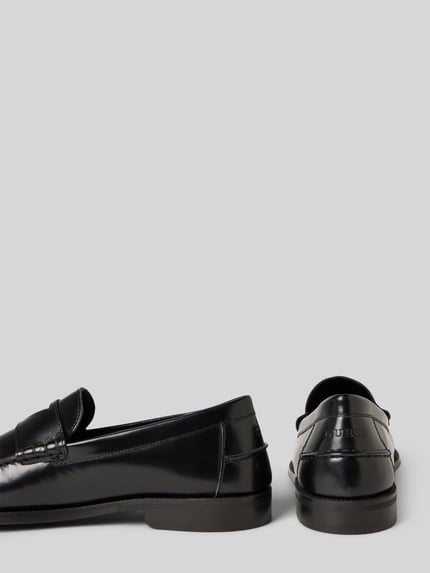 Produktfoto, schwarzer Loafer aus echtem Leder Modell 'Rossio' von Guess mit glatter Sohle, abgerundeter Passform, Absatzhöhe 3 cm, Schafthöhe 8 cm, Schaftweite 6 cm.