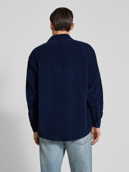 Männermodel trägt Regular Fit Freizeithemd aus Cord Modell 'PADOW' von American Vintage in Dunkelblau, Struktur sichtbar, Ganzkörperansicht Rückansicht. Herren Freizeithemd, reine Baumwolle, Kentkragen, Knopfleiste, Rückenlänge 80 cm, Schulterbreite 56 cm, Ärmellänge 62 cm.
