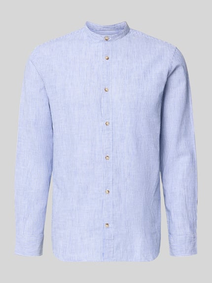 Productfoto, Regular Fit vrijetijds overhemd van katoen-linnen mix van Jack & Jones, model 'SUMMER LINEN BLEND', staande kraag, knopenrij, lichtblauw met witte fijne strepen, textuur voelt luchtig aan, ruglengte maat M 75 cm, schouderbreedte 46 cm, mouwlengte 65 cm.