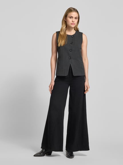 Vrouwenmodel draagt Weste met knoopsluiting model 'Luna' van My Essential Wardrobe, zwart-grijs, slim fit, viscosemix, volledige vooraanzicht.