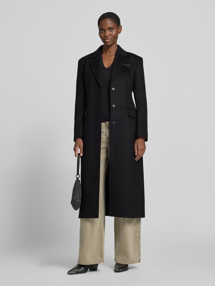 Frauenmodel trägt Mantel aus Woll Cashmere Mix Modell 'Mistro' von HUGO, Longline, schwarz, Knöpfe, Pattentaschen, Ganzkörperansicht von vorne