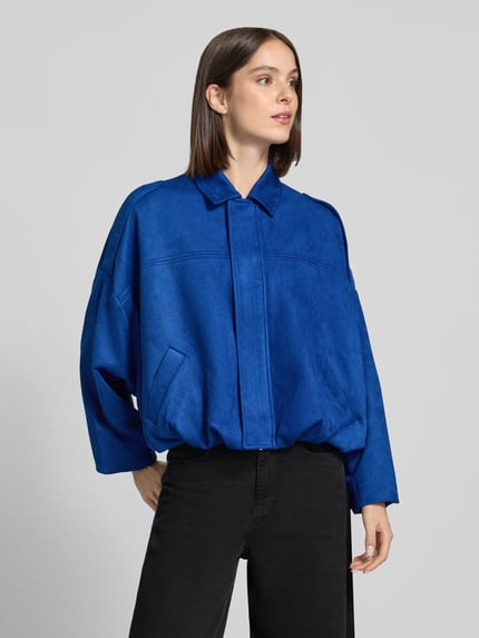 Vrouwenmodel draagt Regular Fit Blouson met Umlegekragen Modell 'HAZEL' van VERO MODA in felblauw, dames bomberjack, geheelbeeld van voren.