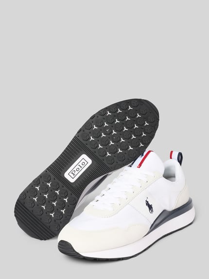 Produktfoto, Sneaker mit Schnürverschluss von Polo Ralph Lauren aus weißem beschichtetem Leder-Mix, strukturierte schwarze Sohle, Label-Details, abgerundete Spitze, Absatzhöhe 4 cm, Schafthöhe 7 cm, Schaftweite 11 cm.