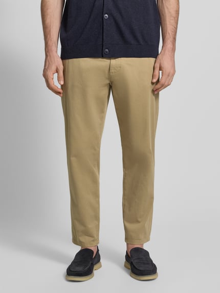 Männermodel trägt beige Chino mit Eingrifftaschen Modell 'PEPE' von Casual Friday, Regular-Fit, Knopf- und Reißverschluss, Ganzkörperansicht von vorne. Bundweite 44 cm, Innenbeinlänge 72 cm bei Größe 32/32.
