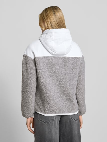 Frauenmodel trägt Teddyjacke mit Label-Detail und Zweiwege-Reißverschluss von K-WAY, grau-weiß, weiche Struktur, Rückenansicht, Damen Regular Fit.