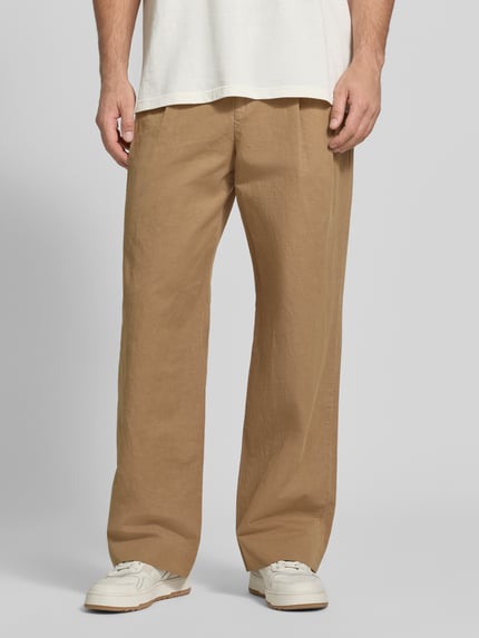 Männermodel trägt Relaxed Fit Stoffhose aus Baumwoll-Leinen-Mix von Paul Smith in Beige, sichtbare Kellerfalten, Nahaufnahme Oberkörper. Herren Stoffhose von Paul Smith, Knopf- und Reißverschluss, Eingriff- und Gesäßtaschen, Bundweite 42 cm, Innenbeinlänge 78 cm.