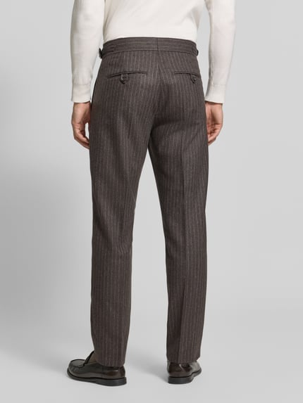 Männermodel trägt Straight Fit Hose aus Woll-Mix Modell 'Tense' von Tiger of Sweden, braun mit Nadelstreifen, Bügelfalten, Ganzkörperansicht Rückansicht. Damen Hose, Produktdetails: Knopf- und Reißverschluss, Bundweite 48 cm, Innenbeinlänge 79 cm, feine Wollstruktur.