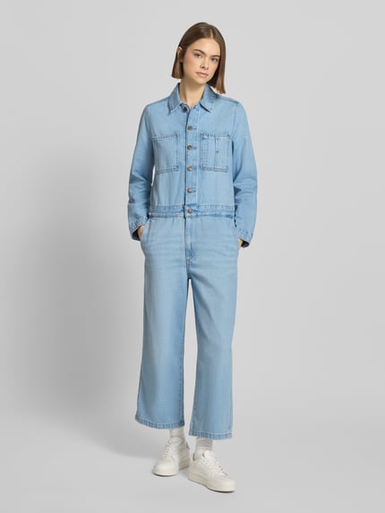 Vrouwenmodel draagt Regular Fit Jumpsuit in Denim-Optik Model 'Iconic' van Levi's®, lichtblauw, lange mouwen, borstzakken, geheel van voren.