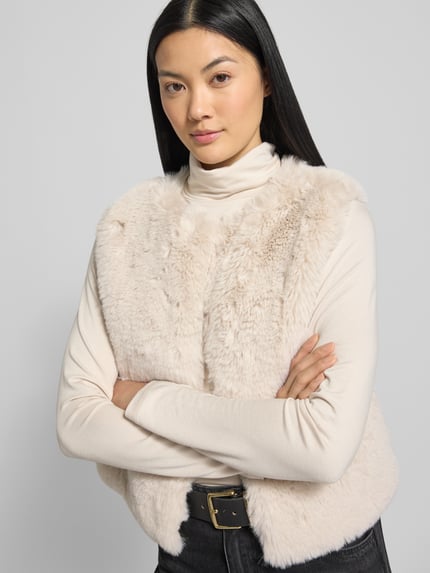 Frauenmodel trägt Weste aus Kunstfell mit Rundhalsausschnitt von Milano Italy in Beige, Regular-Fit, weiche Textur, Nahaufnahme Oberkörper. Rückenlänge 49 cm, Schulterbreite 41 cm, Brustweite 50 cm bei Größe 36.