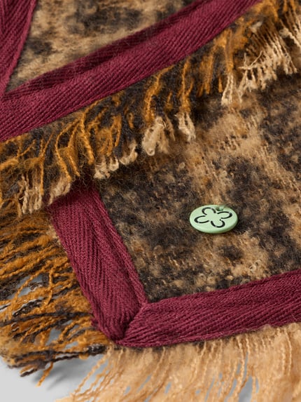 Productfoto, Schal im Allover-Look mit Fransen van Codello, driehoekige vorm, labeldetail, bruin-geel met bordeaux, zachte textuur