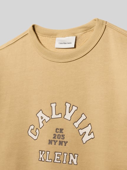 Calvin Klein Jeans Bluza o kroju regular fit z nadrukiem z logo model 'Varsity' Camel 2