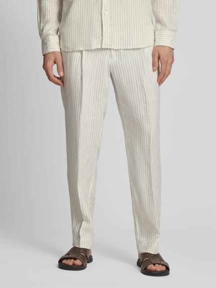 Männermodel trägt Leinenhose mit Bügelfalten und Eingrifftaschen von JAKE*S STUDIO MEN in Creme mit Streifenmuster, Regular-Fit, Nahaufnahme Unterkörper.