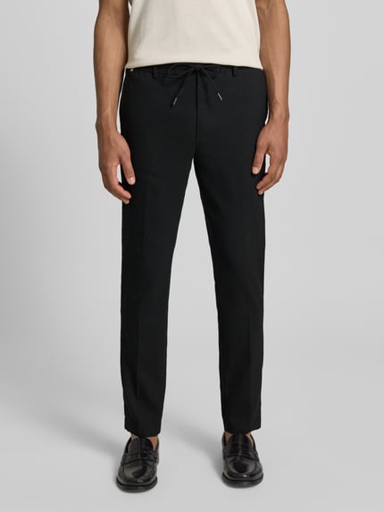 Männermodel trägt Modern Fit Straight Leg Hose aus Leinen-Mix Modell 'KANE1' von BOSS in Schwarz, unifarben, Ganzkörperansicht von vorne