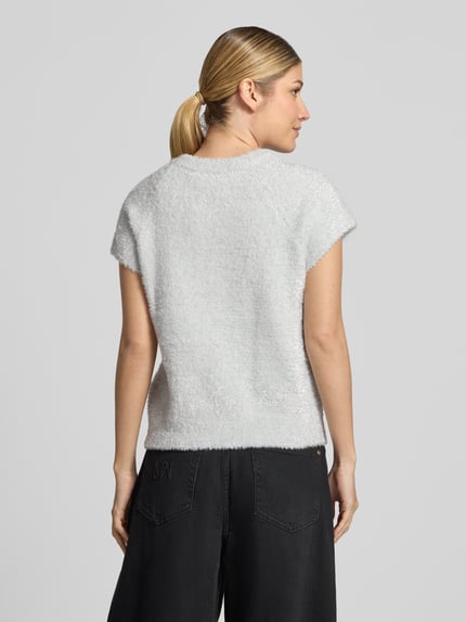 Modelka nosi sweter z dzianiny z mieszanka wiskozy, krój regular fit, krótki rękaw, biały, Regular Fit Strickpullover aus Viskose-Mix Modell 'ANILES' od ICHI, damski sweter z dzianiny, długość tyłu w rozmiarze S: 52 cm, widok całej sylwetki z tyłu.