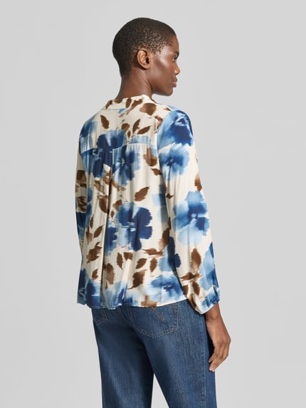 Frauenmodel trägt Regular Fit Bluse aus Viskose Modell 'La44ri' von ZABAIONE mit Allover-Look in Blau-Braun, Ganzkörperansicht Rückansicht.