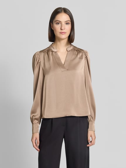 Frauenmodel trägt Langarmbluse mit Stretch-Anteil Modell 'Rosslyn' von Neo Noir in glänzendem Satin, lockere Passform, Ganzkörperansicht von vorne.