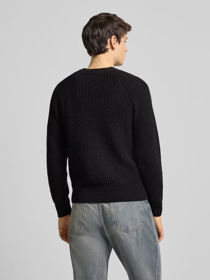 Männermodel trägt Regular Fit Strickpullover aus Baumwoll-Mix mit Woll-Anteil Modell 'LITUS' von Only & Sons, Melange-Optik, Grobstrick, Rückansicht.