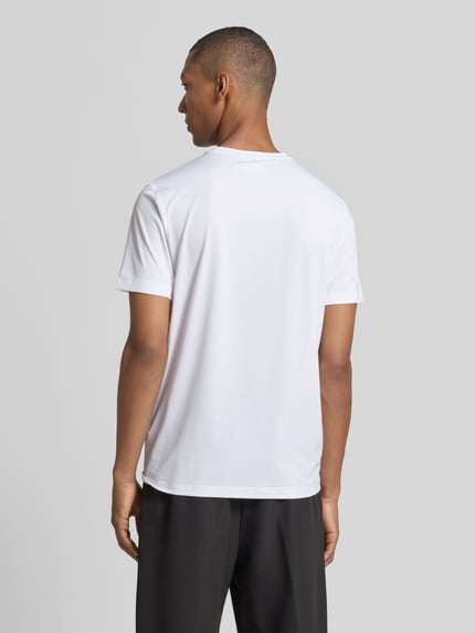 Männermodel trägt weißes Slim Fit Sport-T-Shirt mit Label-Print Modell 'TS_Active' von BOSS Green, Ganzkörperansicht Rückansicht.
