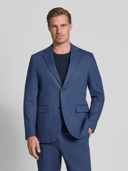 Männermodel trägt Straight Fit Sakko aus Leinen-Mix Modell 'Charles' von Matinique in Blau, Reverskragen, Pattentaschen, Ganzkörperansicht von vorne. Produkt aus elastischem Leinen-Mix mit Baumwoll-Anteil, 2-Knopfleiste.
