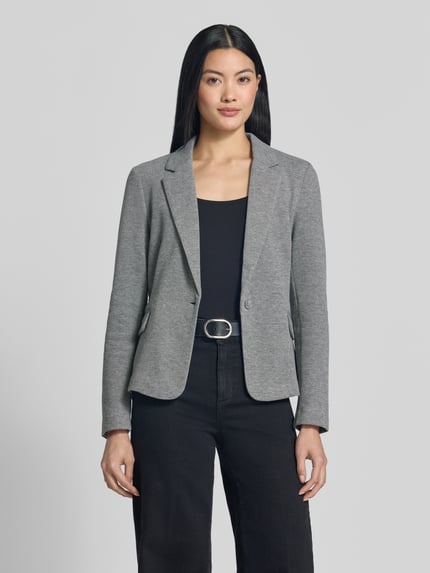 Vrouwenmodel draagt Slim Fit Kurzblazer met katoen-aandeel model 'JULIA' van VERO MODA in grijs, rechte lijnen, gladde textuur, dames, ganzichaamsaanzicht van voren.