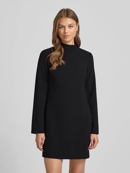 Frauenmodel trägt Minikleid mit Stehkragen von Calvin Klein Womenswear in Schwarz, Elastischer-Material-Mix, taillierte Passform, Ganzkörperansicht von vorne. Rückenlänge bei Größe S: 85 cm, Brustweite: 39 cm, Ärmellänge: 60 cm, Reißverschluss auf der Rückseite.