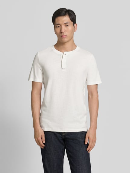 Mężczyzna nosi Regular Fit T-Shirt aus reiner Baumwolle von s.Oliver RED LABEL, białe, krótki rękaw, dekolt Henley, krój regular fit, bawełna, jednolity, Ganzkörperansicht von vorne