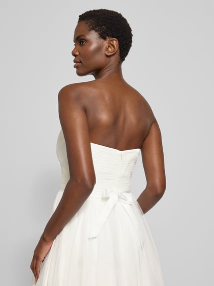 Vrouwenmodel draagt avondkleid met naadritssluiting van Mascara in off-shoulder-look, getailleerd, wit, detailopname bovenlichaam, context: taillengordel, sweetheart-halslijn, ondoorzichtig onderjurk, ruglengte maat 36: 135 cm, borstwijdte: 39 cm.