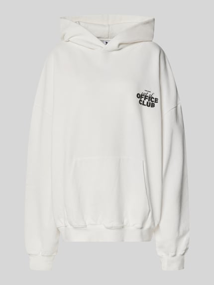Produktfoto, Oversized Hoodie mit Känguru-Tasche von Karo Kauer, Damen Hoodie in Weiß mit Label-Print, überschnittene Schultern, weiche Struktur