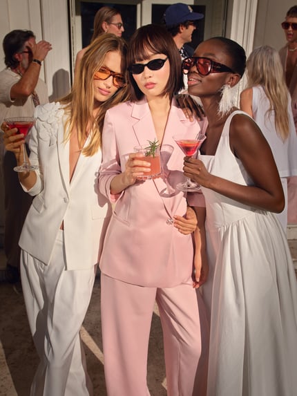 Frauenmodel trägt Midikleid in A-Linie von Jake*s Cocktail, Ärmelloses-Design, Falten-Optik, weiße Farbe, Ganzkörperansicht von vorne.