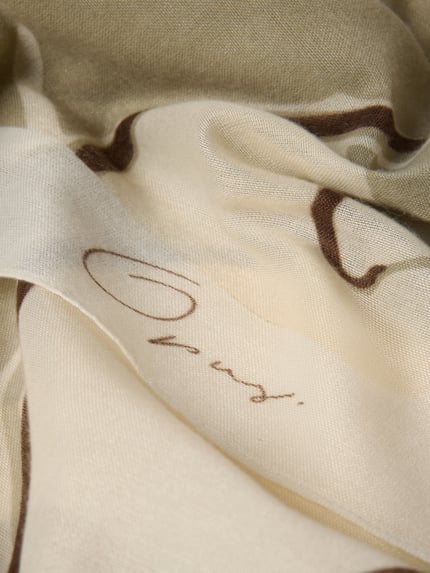 Produktfoto, Schal mit Logo-Print Modell 'Anekki' von Opus aus Satin in Creme und Braun, Rechteckig, feine glatte Satin-Haptik, Breite 120 cm, Länge 120 cm