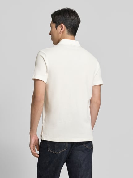 Männermodel trägt Regular Fit Poloshirt mit labeldetail en knoopsluiting van Lerros, puur katoen, heren, ruglengte bij maat M 71 cm, ganzlichaamsaanzicht achteraan.