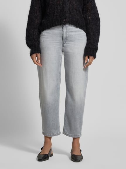 Frauenmodel trägt Barrel Fit Jeans im Used-Look Modell 'FLOWN' von Drykorn aus Baumwoll-Mix mit Stretch-Anteil, Ganzkörperansicht von vorne. Bundweite 41 cm und Innenbeinlänge 66 cm bei Größe 27/34 erkennbar.