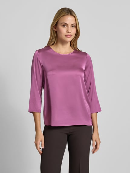 Vrouwenmodel draagt Bluse aus Satin van Rinascimento in paars, met ronde hals, lange mouwen, materiaalmix met stretch, getailleerd, ruglengte maat S 59 cm, mouwlengte maat S 48 cm, satijntextuur, effen kleur, vooraanzicht van het volledige lichaam.