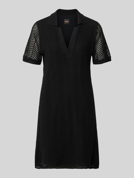 Produktfoto, Leicht ausgestelltes Häkelkleid aus Baumwoll-Mix Modell 'C_ELOA' von BOSS Orange, czarny kolor, mini, krótki rękaw, kołnierzyk polo, dekolt w serek, podszewka, wzór ażurowy, prosty dół, jednolita faktura