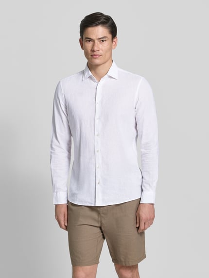 Männermodel trägt weißes Slim-Fit Freizeithemd aus Baumwoll-Leinen-Mix Modell 'Steven' von CINQUE, mit Kentkragen und Knopfleiste, Ganzkörperansicht von vorne. Kontext: Herren Freizeithemd, Langärmelig, Rückenlänge 68 cm, Schulterbreite 42 cm, Ärmellänge 65 cm, Größe M.
