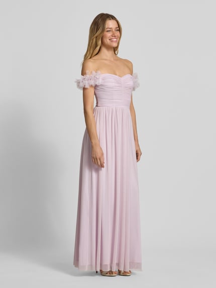 Frauenmodel trägt Abendkleid mit floralen Applikationen und Carmen-Ausschnitt von Lipsy aus Chiffon, A-Linie, Maxikleid, zart rosa, rückseitiger Haken- und Reißverschluss, Rückenlänge bei Größe 36: 25 cm, Brustweite bei Größe 36: 30 cm, Ganzkörperansicht von vorne.