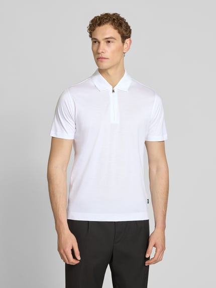Męski model nosi Regular Fit Poloshirt aus Lyocell-Baumwoll-Mix Modell 'H-PARAS 50' od BOSS, biały, krótki rękaw, gładka faktura, przód, zdjęcie całopostaciowe
