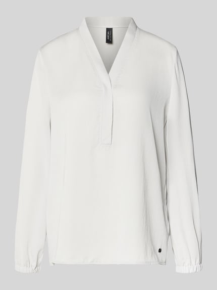 Produktfoto, Regular Fit Bluse mit V-Ausschnitt von Marc Cain, krój regular fit, dekolt w serek, detal z logo, długość tyłu w rozmiarze 36: 65 cm, długość rękawów w rozmiarze 36: 59 cm