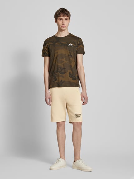 Alpha Industries Regular Fit Sweatshorts mit Label-Badge Offwhite 1