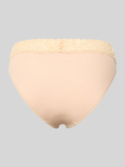 Vrouwenmodel draagt Slip met Spitze Model 'MOMENTS' van Hanro in zacht beige, puur katoen, nauwsluitende pasvorm, elastische band, kant; volledige achteraanzicht.